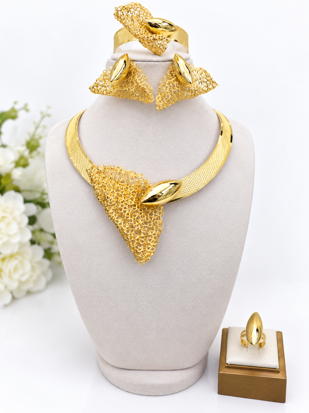Elegant Gold Filigree Statement Jewellery Set